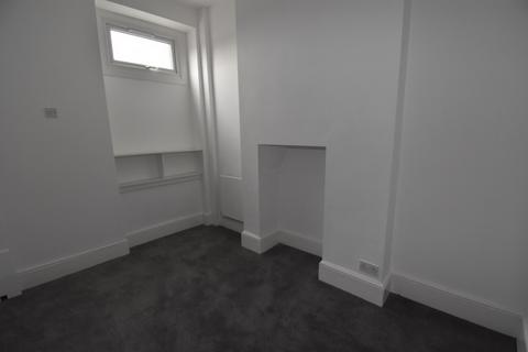 3 bedroom flat to rent, Charlton Road, London, SE3