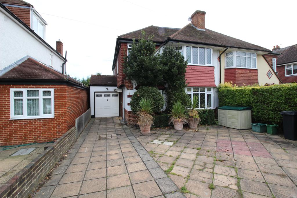Fairford Gardens, Worcester Park KT4 4 bed semidetached house £2,350