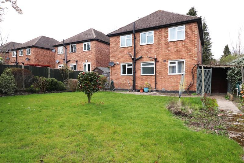 Woodlands Ave, West Byfleet KT14 6AS 3 bed flat £1,375 pcm (£317 pw)