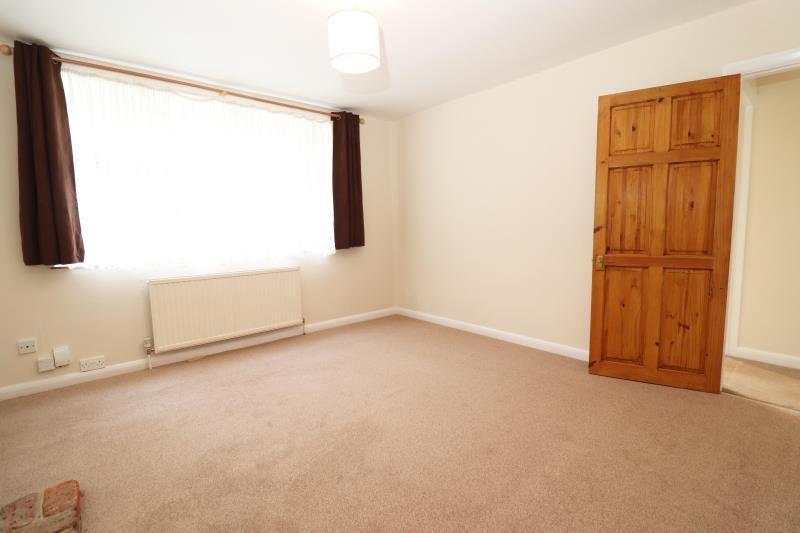 Woodlands Ave, West Byfleet KT14 6AS 3 bed flat £1,375 pcm (£317 pw)