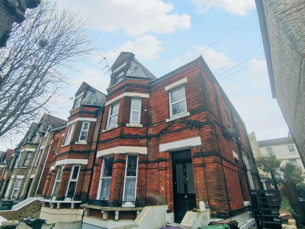 Connaught Road, Folkestone, CT20 2 bed flat £825 pcm (£190 pw)