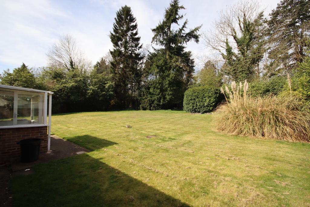 Knowl Hill, Maidenhead Outskirts 3 bed detached bungalow £549,950