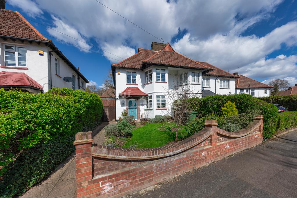 Ropers Avenue, Chingford, E4 3 bed semidetached house £585,000