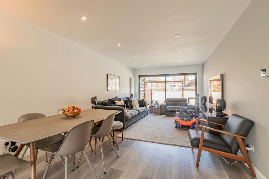 Cowper Road, Acton Central W3 6PZ 5 bed detached house £3,796 pcm (£