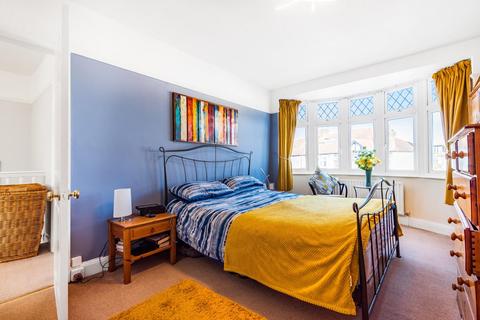 26 Meadow Close, London, SW20 9JB