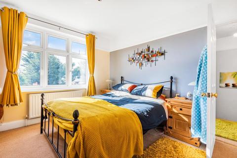 26 Meadow Close, London, SW20 9JB