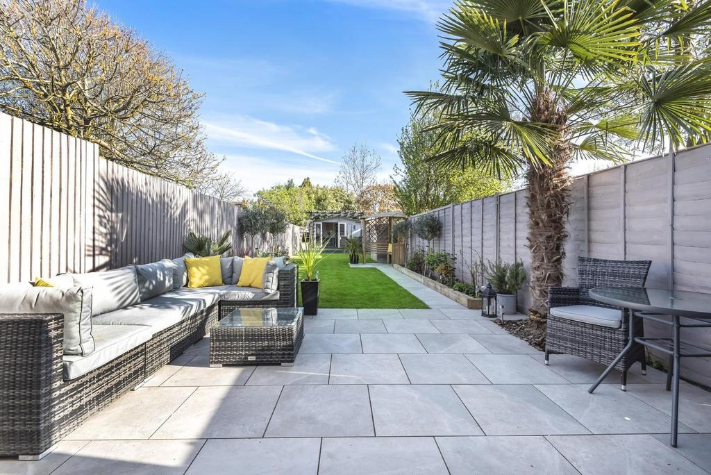 Wheatash Road, Addlestone, KT15 3 bed semidetached house £539,950