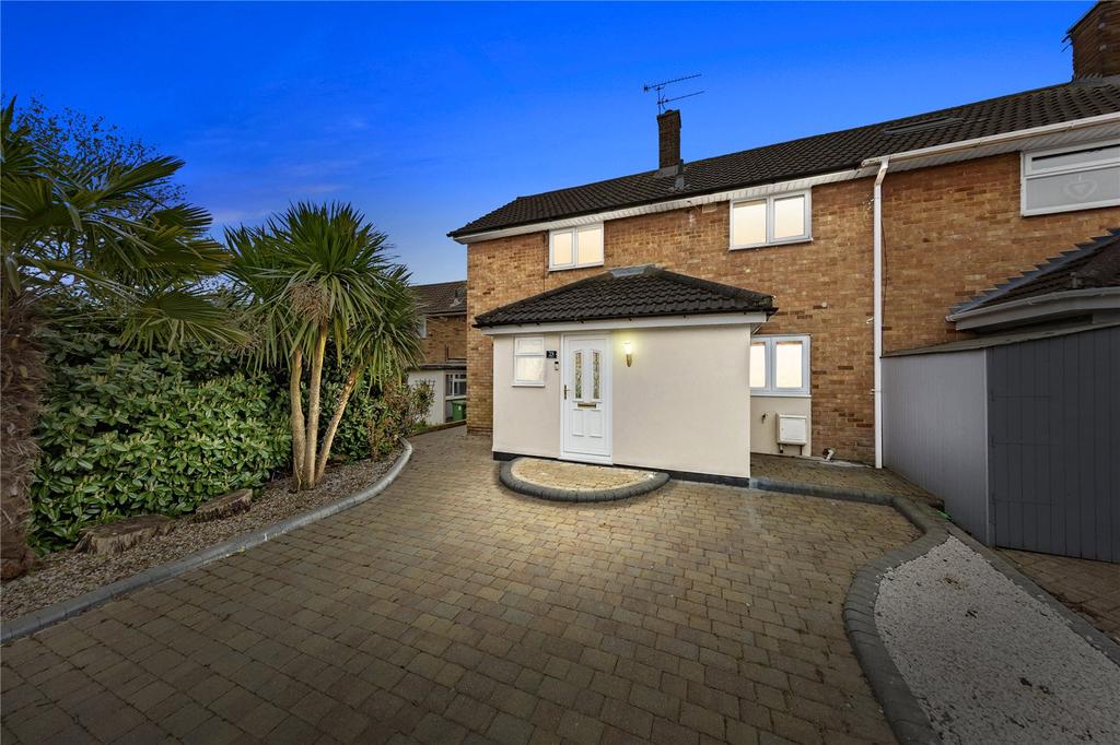 The Fryth, Fryerns, Basildon, SS14 2 bed end of terrace house £300,000