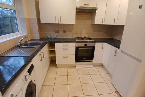 3 bedroom terraced house to rent, Spencer Way, Redhill