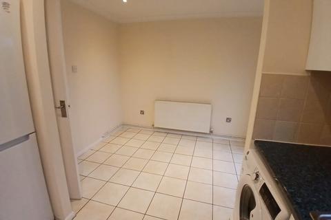 3 bedroom terraced house to rent, Spencer Way, Redhill