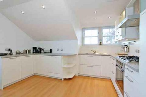 2 bedroom flat to rent, Queens Road, Top Floor, AB15