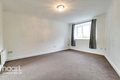 17 Messant Close, Harold Wood, Romford, RM3 0WP