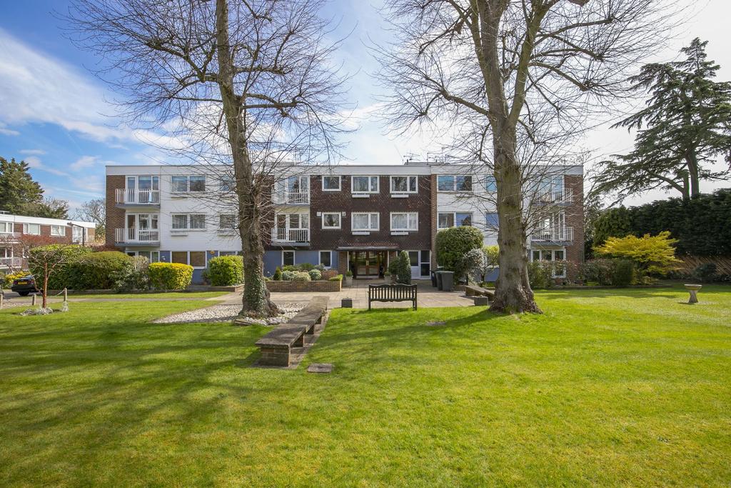 High Road, Buckhurst Hill, IG9 2 bed apartment £395,000