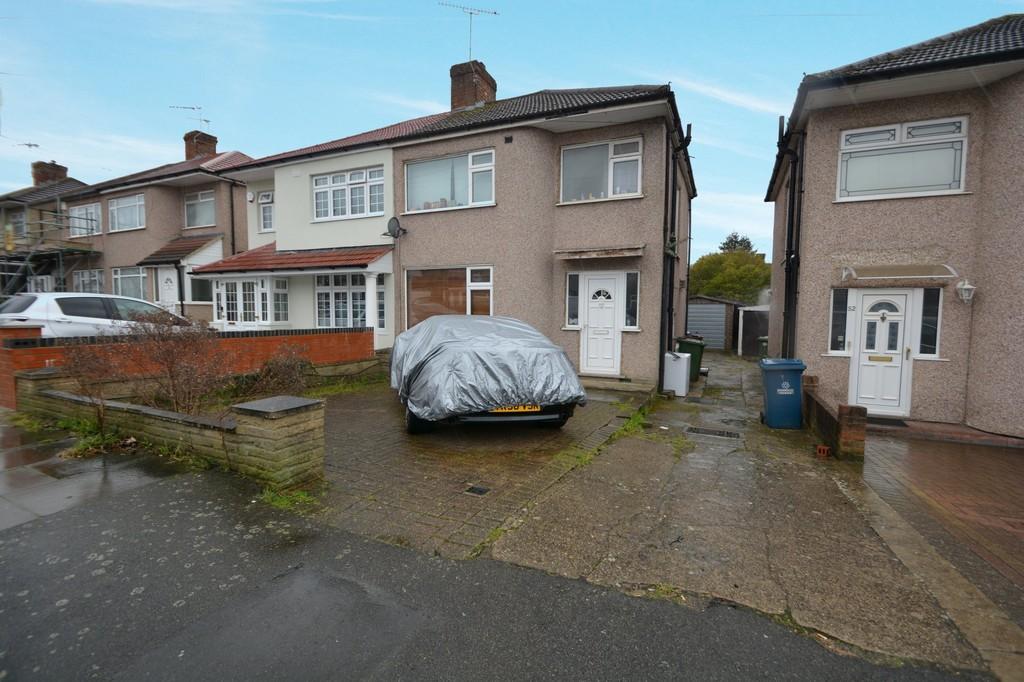 Warwick Avenue, Harrow 3 bed semidetached house £485,000