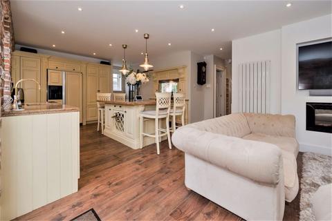 52 Parkway, Romford, RM2 5PA