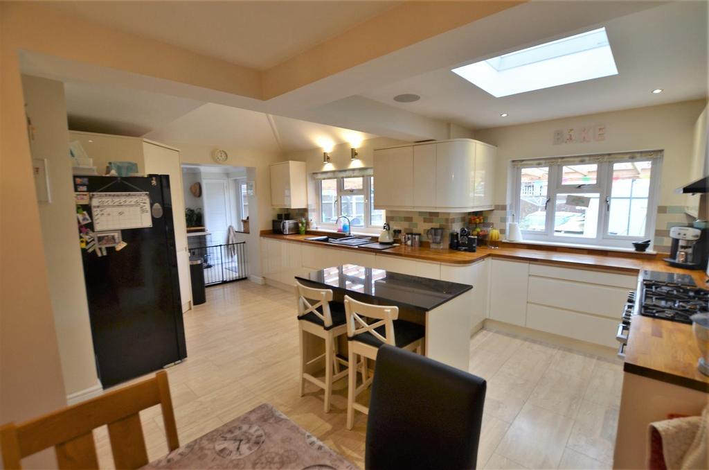 Fallowfields, Bicester 3 bed semidetached house £400,000