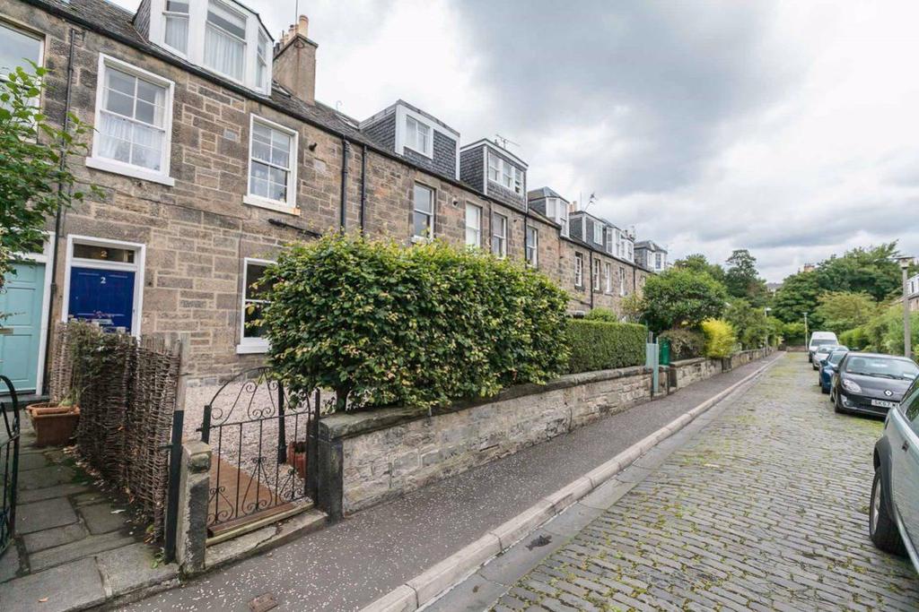 COLLINS PLACE, STOCKBRIDGE COLONIES... 2 bed flat £945 pcm (£218 pw)