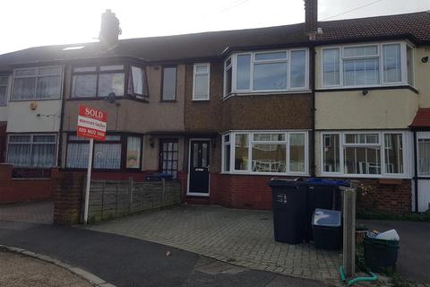 8 Roslyn Close, Mitcham, CR4 3BB