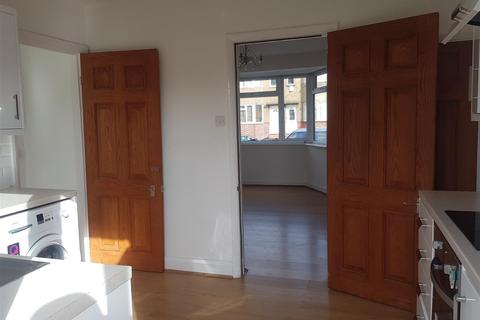 8 Roslyn Close, Mitcham, CR4 3BB