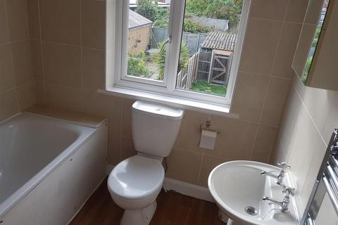 8 Roslyn Close, Mitcham, CR4 3BB