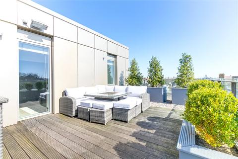 168 Wingate Square, London, SW4 0AN