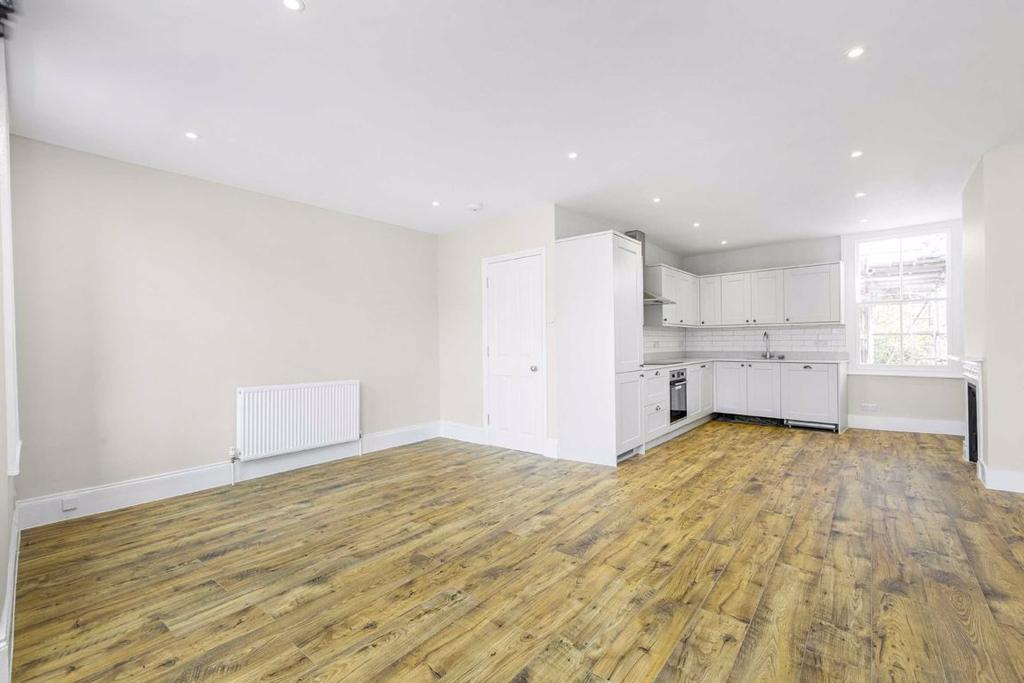 Edenvale Street, Fulham, London, SW6 3 bed flat £2,817 pcm (£650 pw)