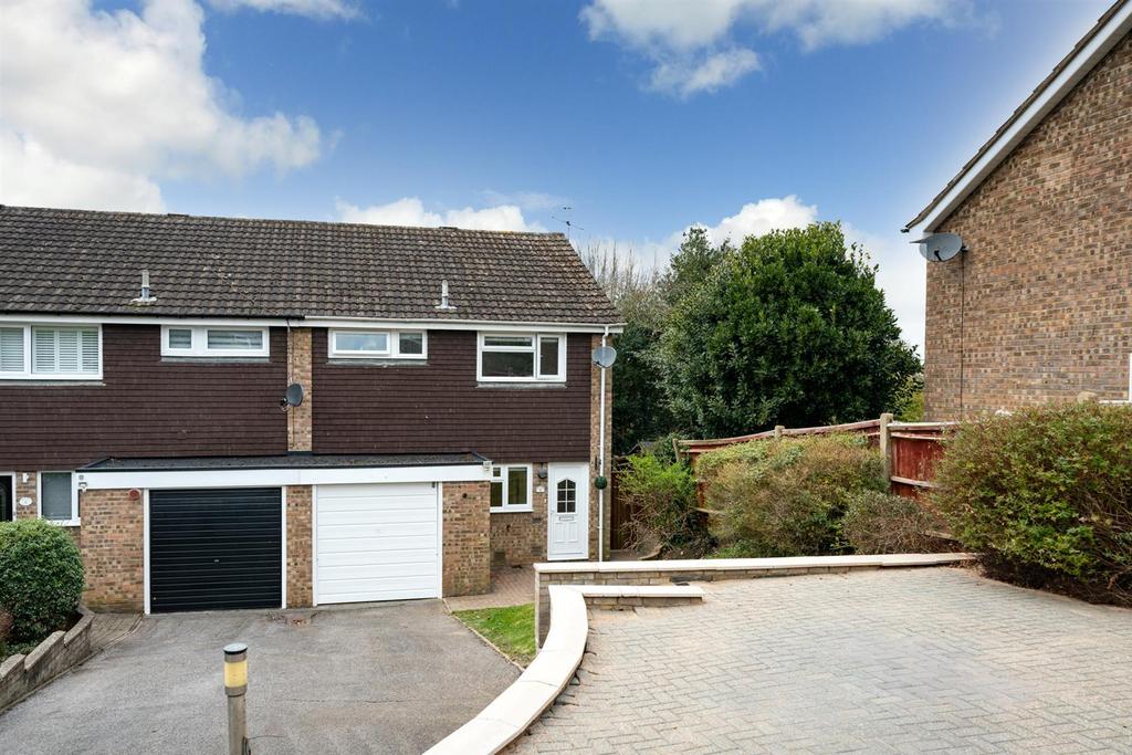 Walnut Grove, Hemel Hempstead 3 bed end of terrace house £400,000
