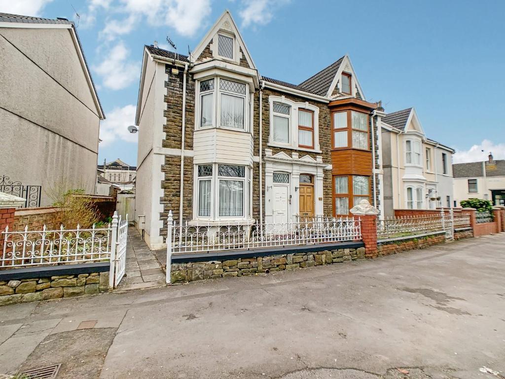 College Square, Llanelli 3 bed semidetached house £160,000