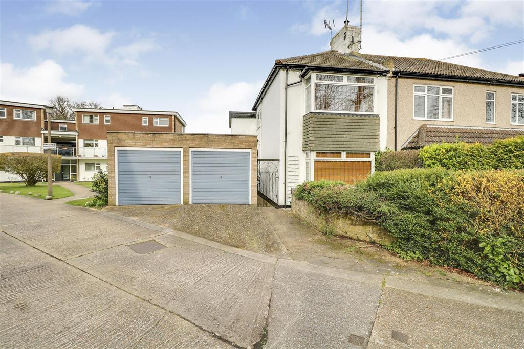 Underwood Square, LeighOnSea 1 bed flat £850 pcm (£196 pw)