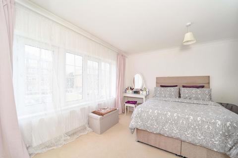 32 Rodney Close, New Malden, KT3 5AA