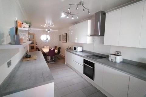 Queens Road, Beeston, NG9 2DB