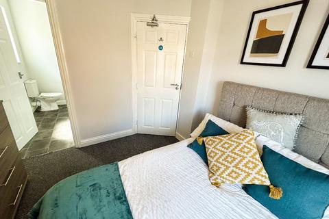 1 bedroom in a house share to rent, Room 5, 137 Brereton Avenue