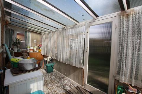 10 Donne Drive, Jaywick, Clacton-on-sea, CO15 2ND