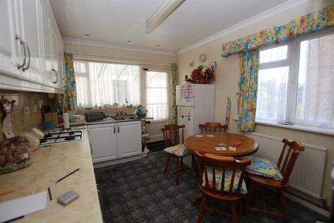 10 Donne Drive, Jaywick, Clacton-on-sea, CO15 2ND