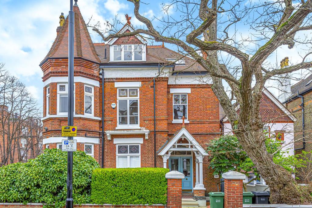 Priory Road, South Hampstead 3 bed flat £875,000