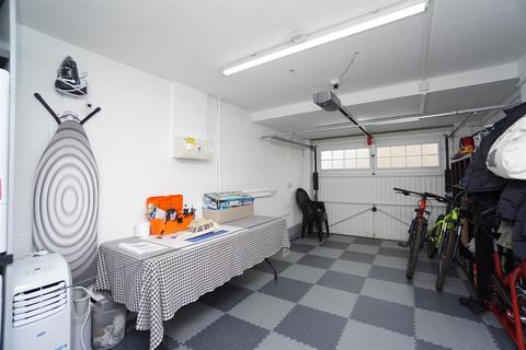 9 Summerhouse Drive, Sheffield, S8 8AD