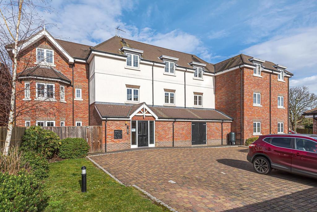 Trenchard Close, Hersham, Walton On Thames, KT12 2 bed flat £175,000