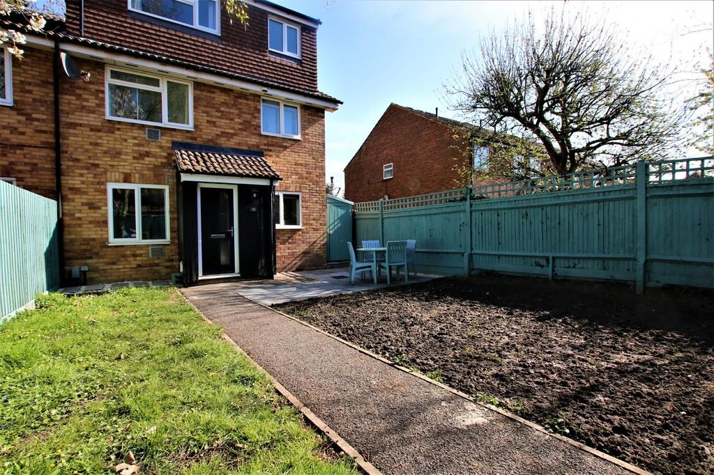 Colnbrook 2 bed semidetached house £1,300 pcm (£300 pw)