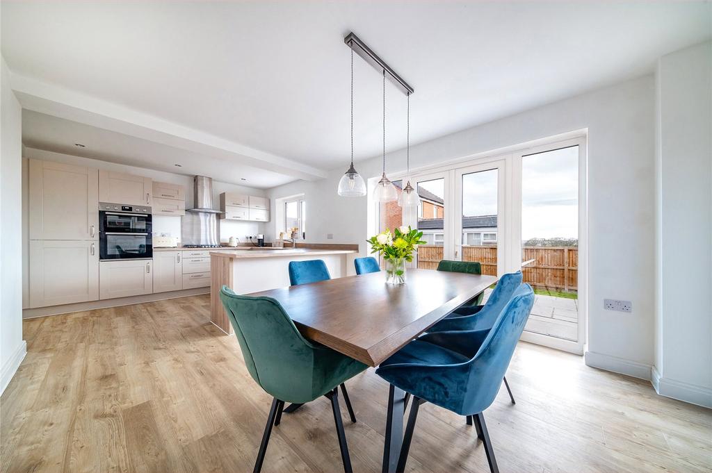 Amberwood Chase, Shaw Cross, Dewsbury 4 bed detached house £362,500