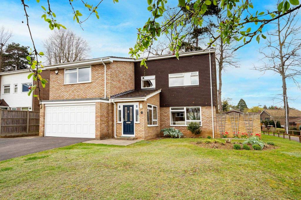 Ridge Hall Close, Caversham Heights, Reading 4 bed detached house £
