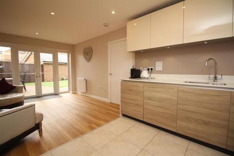 15 Ellis Road, Broadbridge Heath, Horsham, RH12 3GH