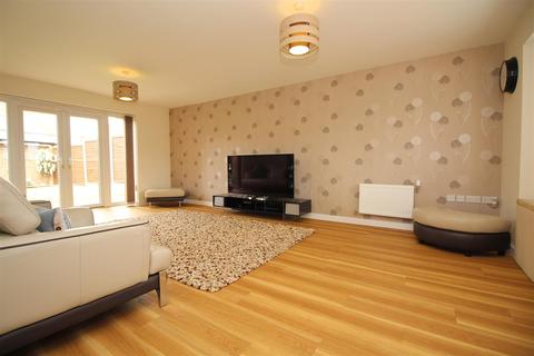 15 Ellis Road, Broadbridge Heath, Horsham, RH12 3GH
