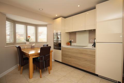 15 Ellis Road, Broadbridge Heath, Horsham, RH12 3GH