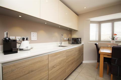 15 Ellis Road, Broadbridge Heath, Horsham, RH12 3GH
