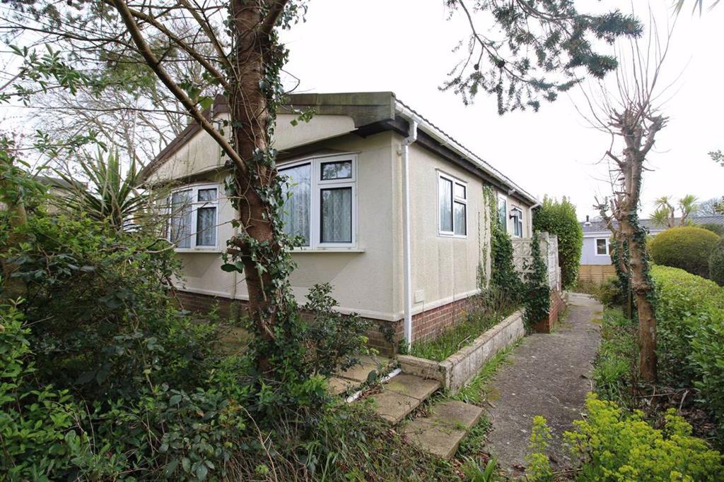 Bashley Cross Road, New Milton... 2 bed park home £110,000