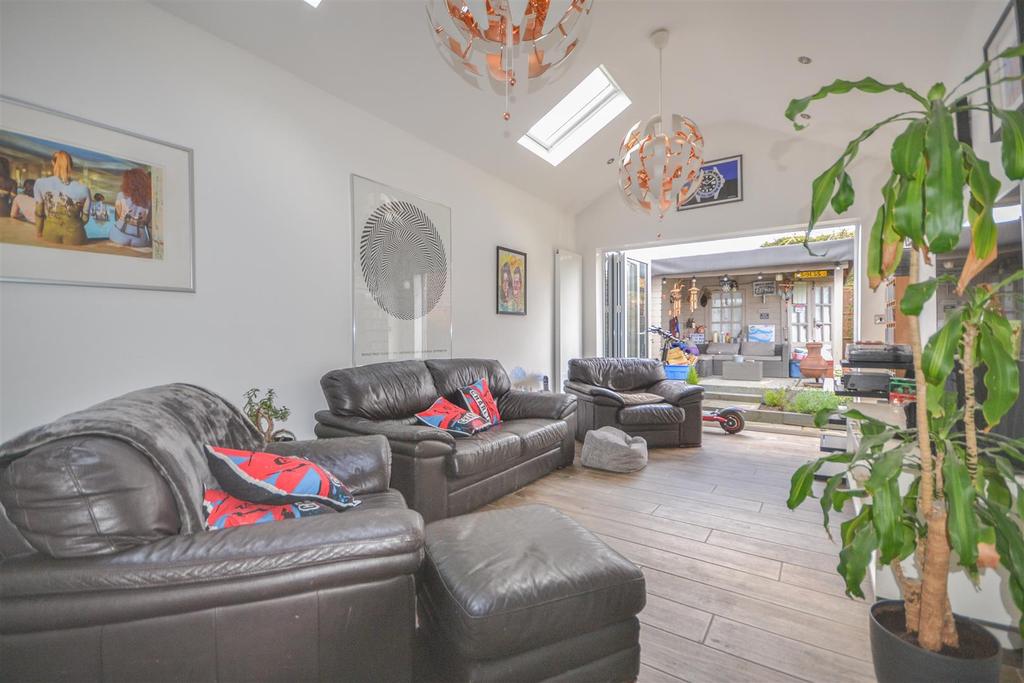 Oundle Avenue, Bushey 3 bed semidetached bungalow £650,000