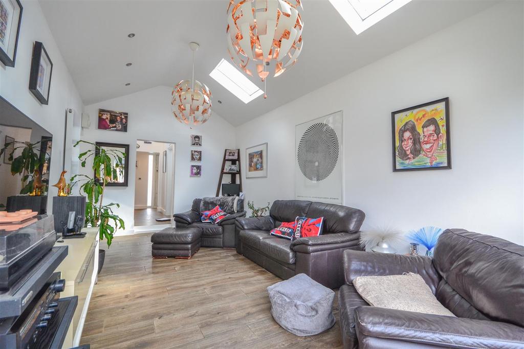 Oundle Avenue, Bushey 3 bed semidetached bungalow £650,000