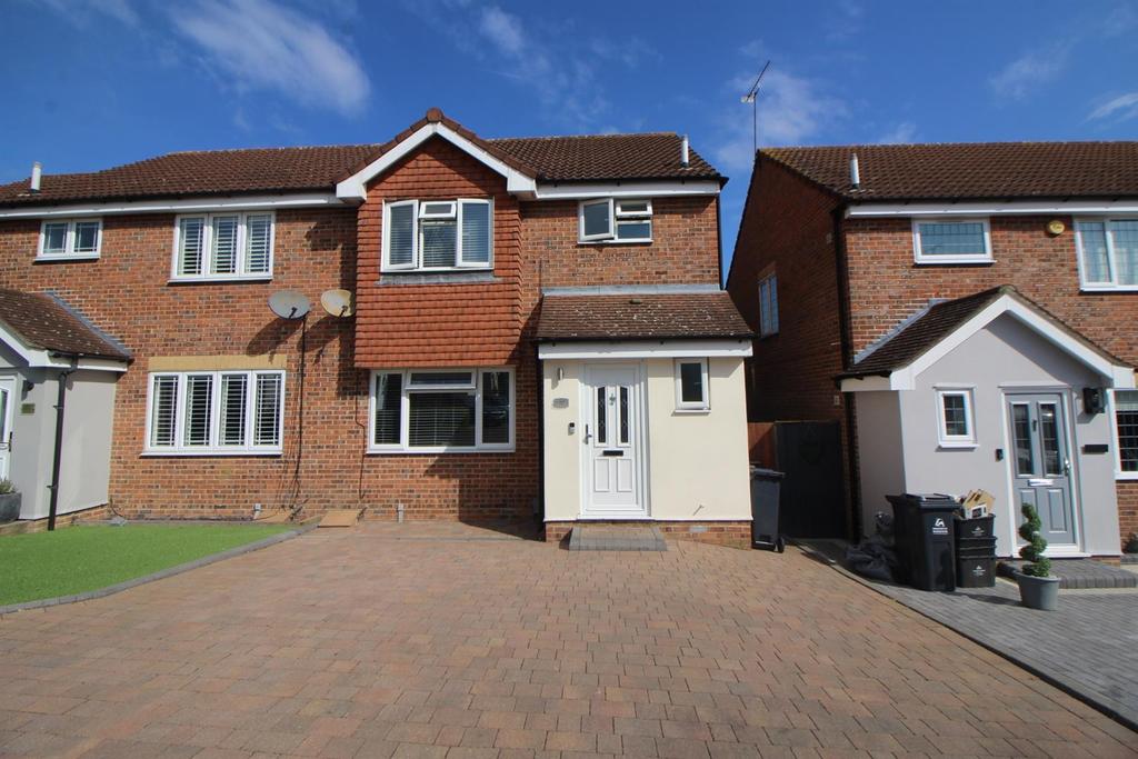 Grovedale Close, West Cheshunt 3 bed semidetached house £475,000