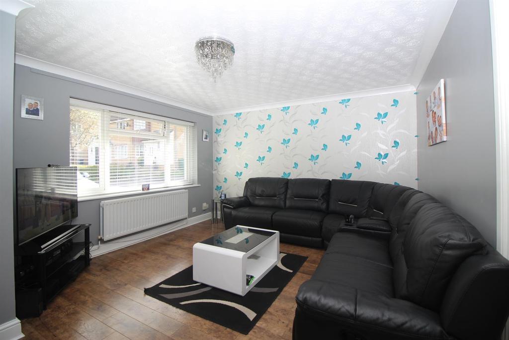 Grovedale Close, West Cheshunt 3 bed semidetached house £475,000