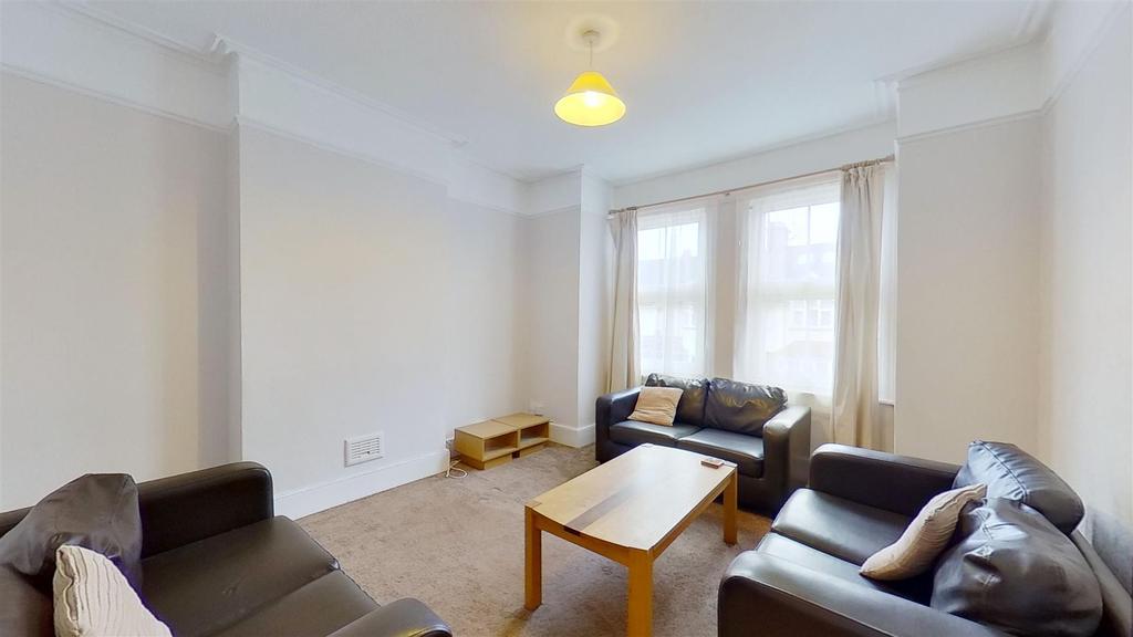 Tranmere Road Earlsfield 3 bed £1,650 pcm (£381 pw)